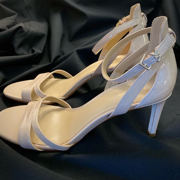 NWOT Michael Kors Beige Kimberly Heels - Picture 3 of 7